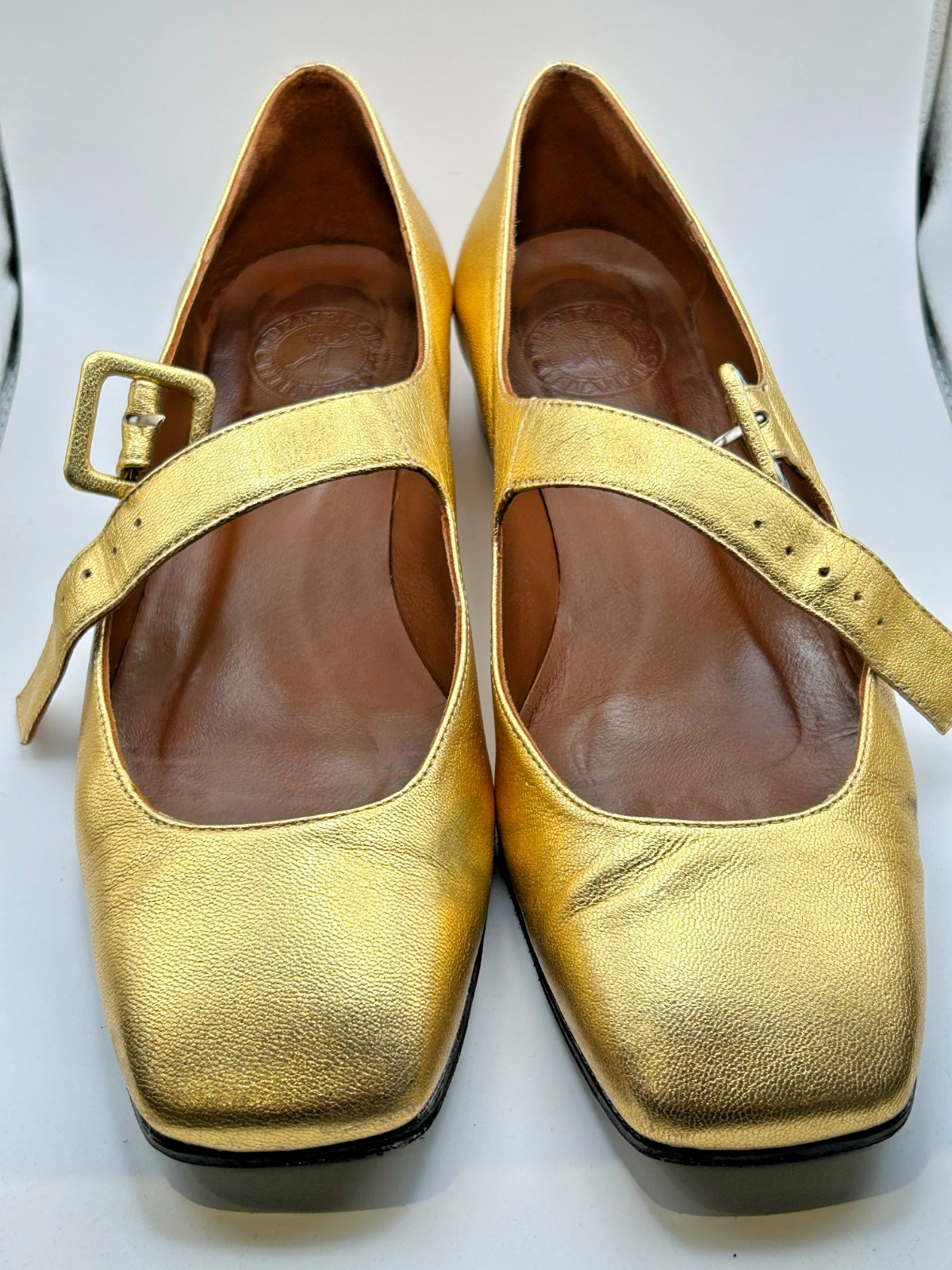 Zapatos Mary Jane Penelope Chilvers bajos dorados EU38 cuero correa metálica PVP £160