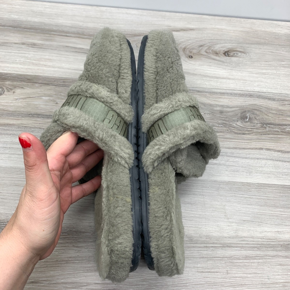 ??? UGG FLUFF IT MENS OLIVE
GREEN SLIPPERS??✅✅? UGG Fluff It Slippers Burnt Olive Green Shearling Slide  main image 2