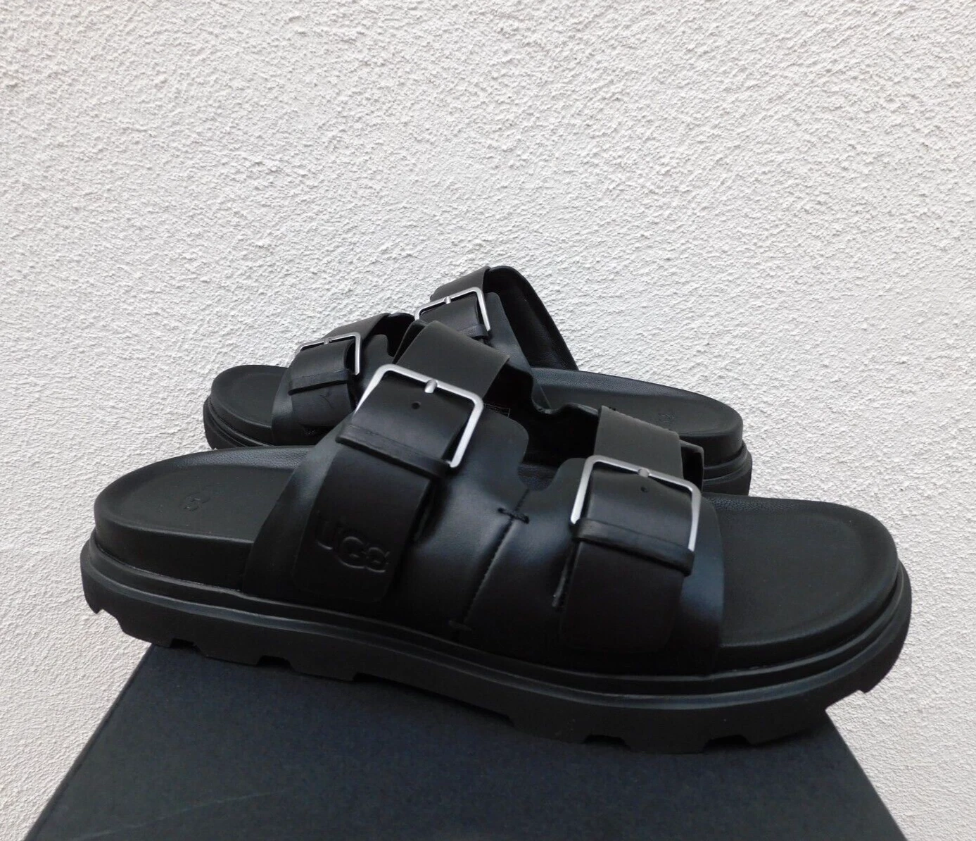 UGG SANDALI SLIDE IN PELLE NERA CON FIBBIA CAPITOLA UOMO US 11 EUR 44 ~NUOVI CON SCATOLA