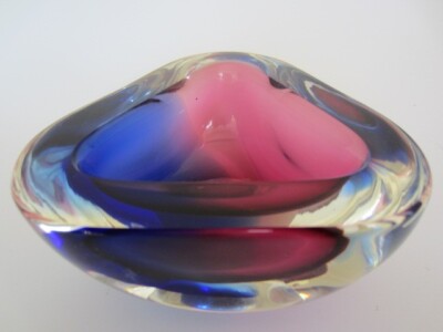 Oball Murano facettiert blau rosa Sommerso schwere dreieckige Kunstglasschale