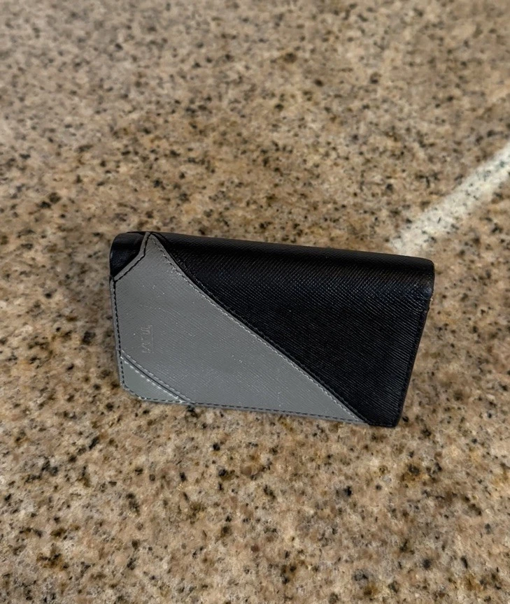 Tumi Gris Negro Granulado Cuero Doble Plegable Multi Tarjetero Portatarjetas Compacto Billetera ID Foto 4 de 4