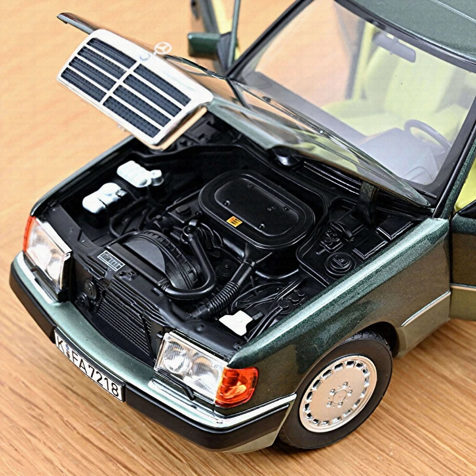 Mercedes-Benz 230 E 1989-95 W124 Nachtgrün Green Metallic 1:18 Norev 183952 - Image 4 of 4