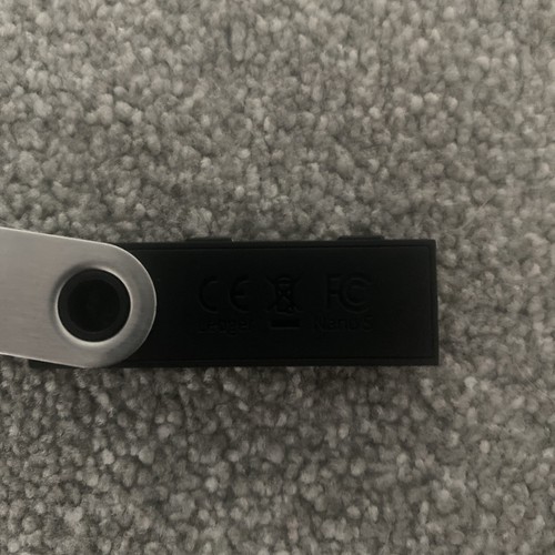 Ledger Nano S Cryptocurrency Hardware Wallet - Black - Picture 4 of 5