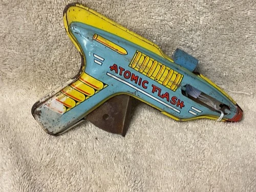 Vintage J. Chein tin lithograph Atomic Flash Gun trigger work,s does not spark.