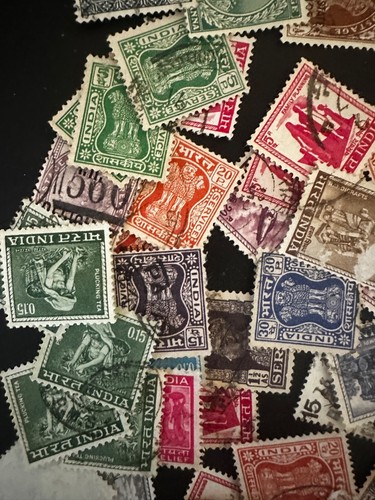 Bulk lot of 115 vintage India postage stamps including a few SERVICE overprint - Picture 9 of 9