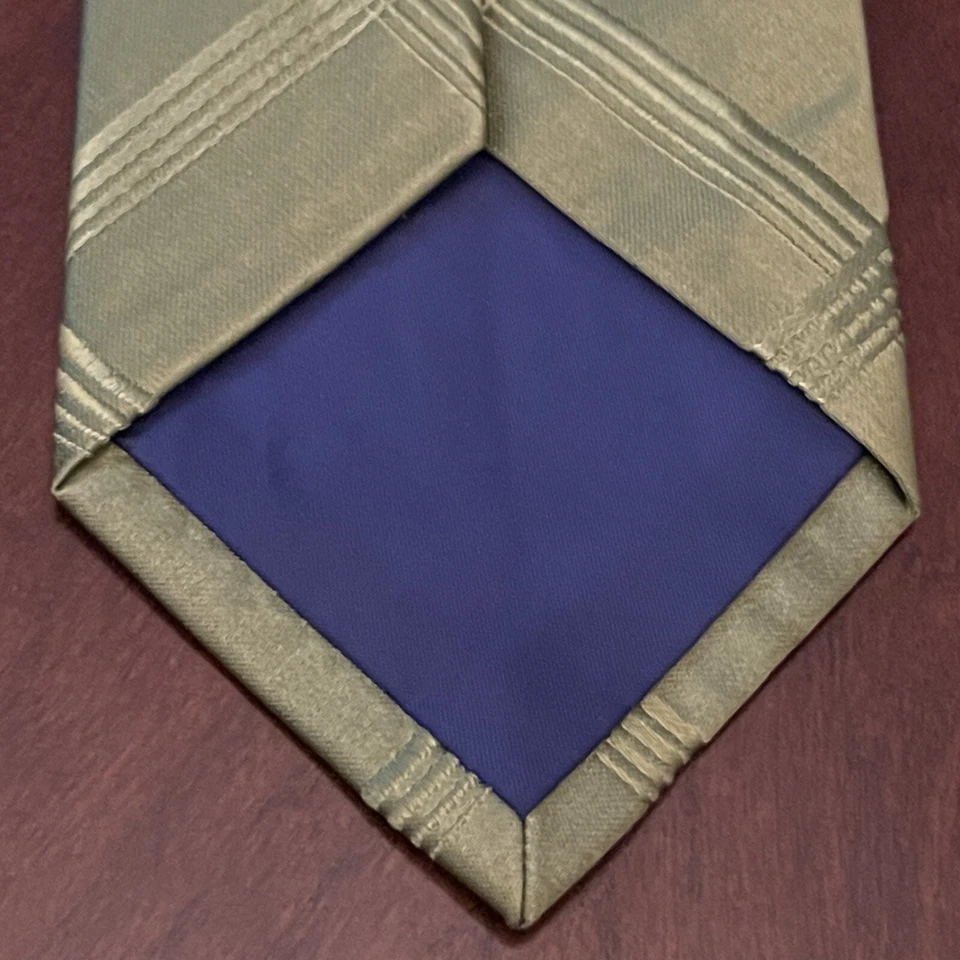 Vintage V Van Heusen Green Hand Made 100% Silk Men’s Neck Tie Made In China - Image 2 of 4