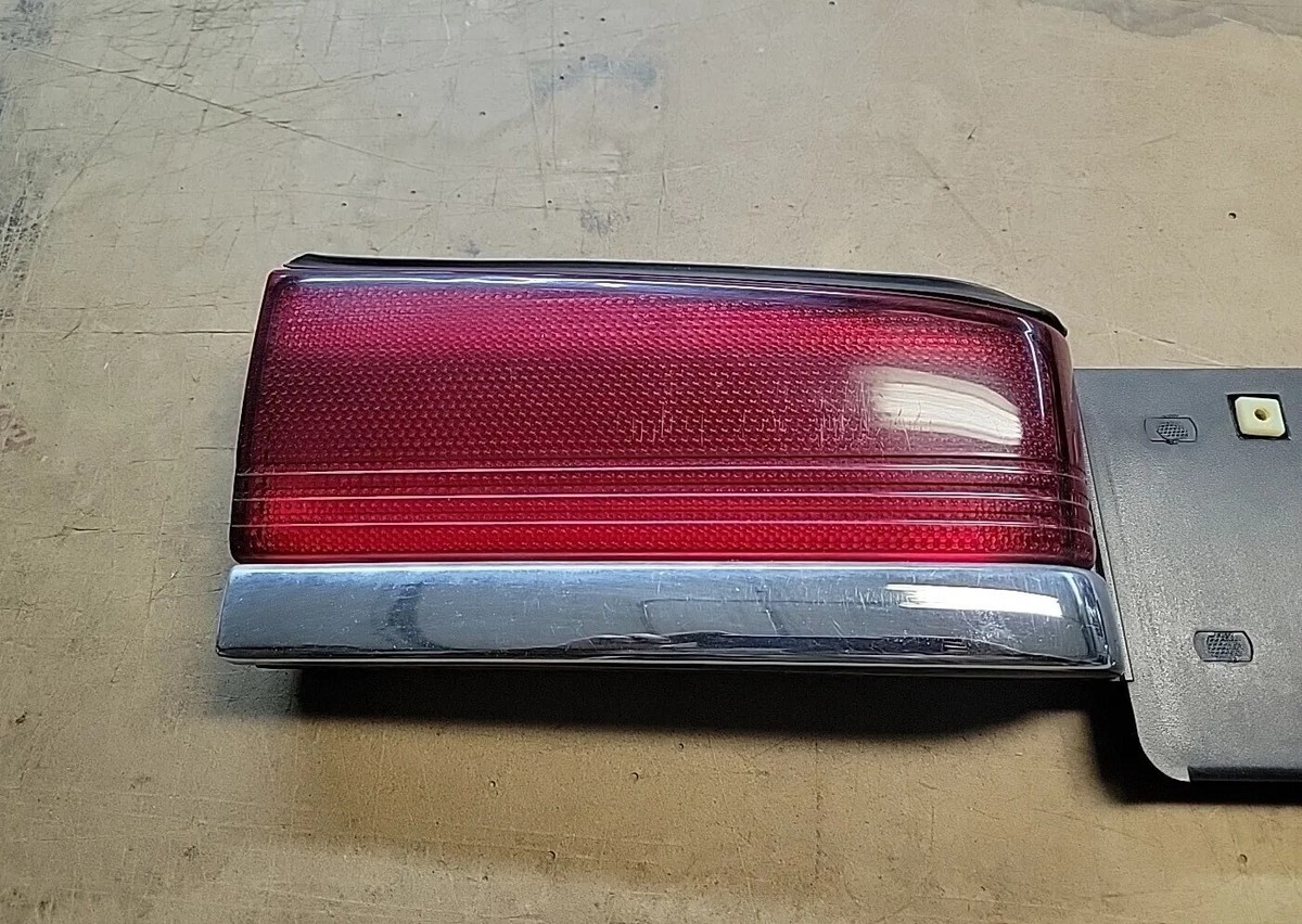 1995 - 1997 Ford Crown Victoria Trunk Lid Center Tail Light F5AB