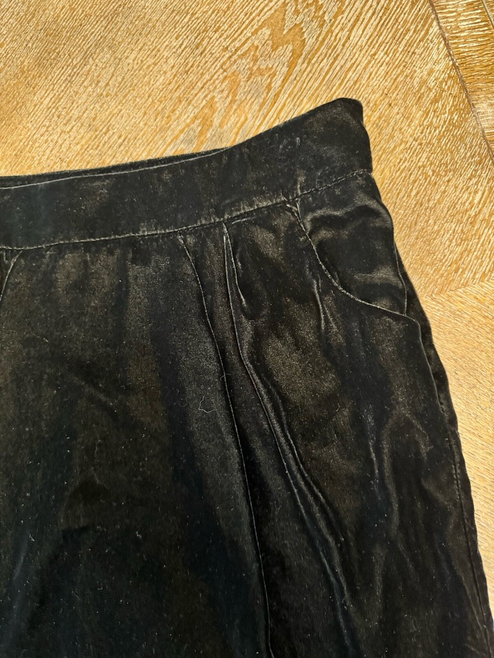 Gap velvet mini skirt pockets size 8 Black Waist 34” length 19” lined