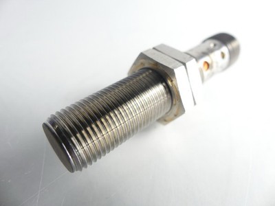ifm electronic KF5001 induktiver Sensor Supply Class 2 + 2 Sechskantschrauben