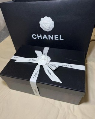100% authentische CHANEL Geschenkbox Größe 34 x 22 x 13 cm. Mit Taschentuch + Band + Papiertüte