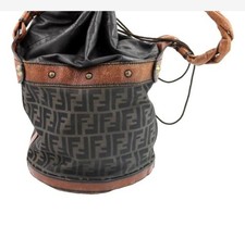 Fendi Zucca borsa secchiello cilindrica in tela e pelle con tracolla zip