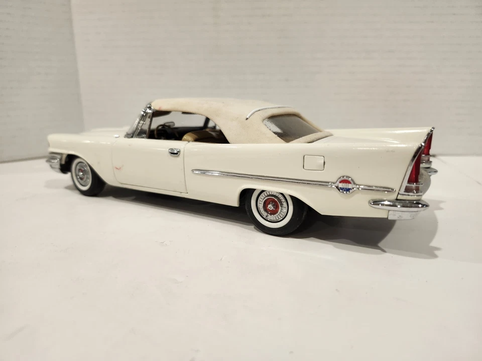 DANBURY MINT 1957 CHRYSLER 300C CONVERTIBLE MODEL 1:24 SCALE DIE CAST - Image 4 of 4