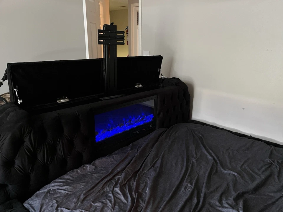 Marco de cama tapizado tamaño king con Bluetooth, chimenea y soporte incorporado de 50 pulgadas Foto 2 de 2