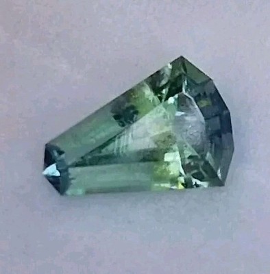 Chrom Kornerupine 0,925ct. Tansania. 8.2x5.7x3.8mm. VS. Natur. #JN925