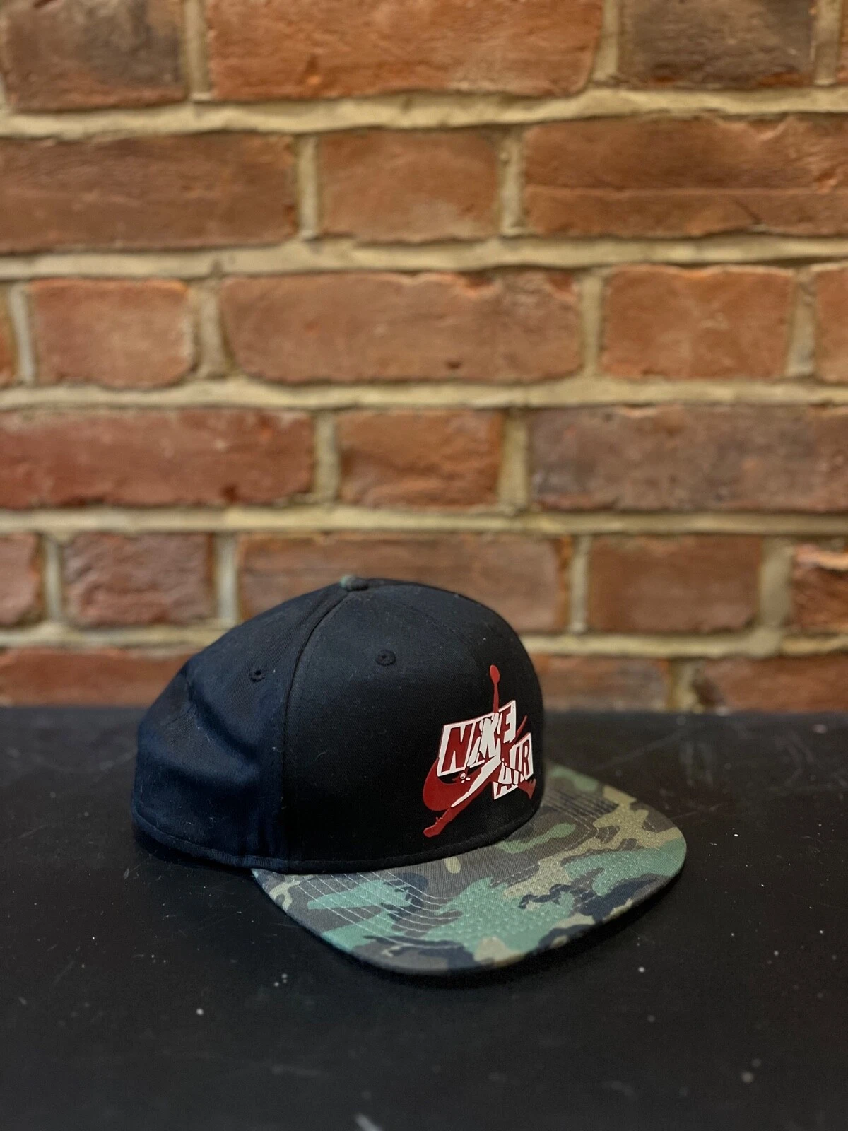 Air Jordan Flat Cap Mimetico + Nero con Logo Rosso + Bianco Taglia Unica Snapback