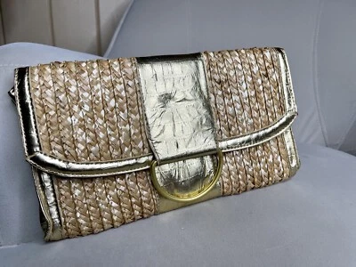 Bolso clutch Guess dorado tejido de paja pequeño mini bolso de mano - Imagen 1 de 4
