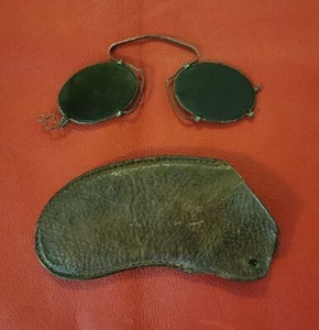 ANTIQUE PINCH, PINCE NEZ NOSE SMOKY GRAY SUN GLASSES SPECTACLES +- 1890