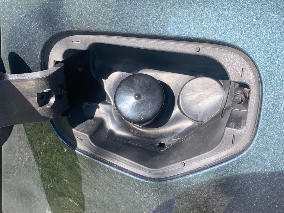 Capless Fuel Filler Cover 2017 - 2024 GMC Yukon &amp; Chevy Tahoe Gas 