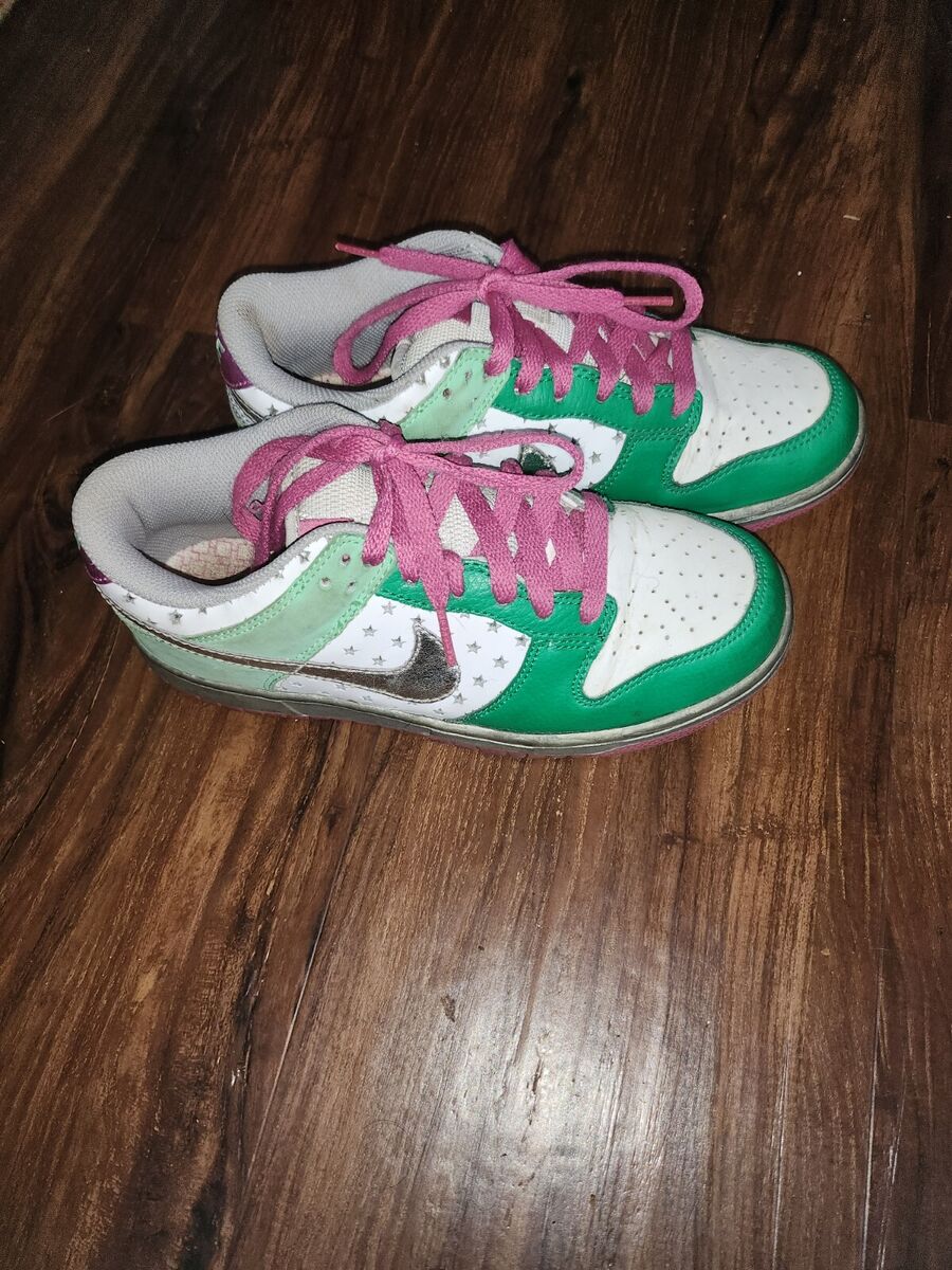 near Vintage Nike SB Dunk 6.0 Low Stars 2008 pink & green near Vintage Nike SB Dunk 6.0 Low Stars 2008 pink & green