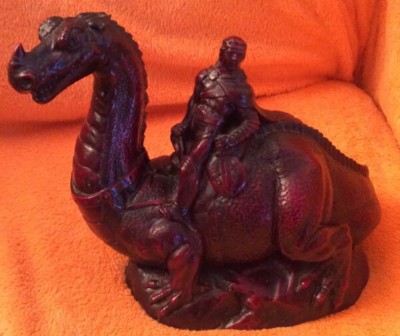 Großer Resin orientalischer Stil roter Drache & Drachenreiter Skulptur von Paul C 1989