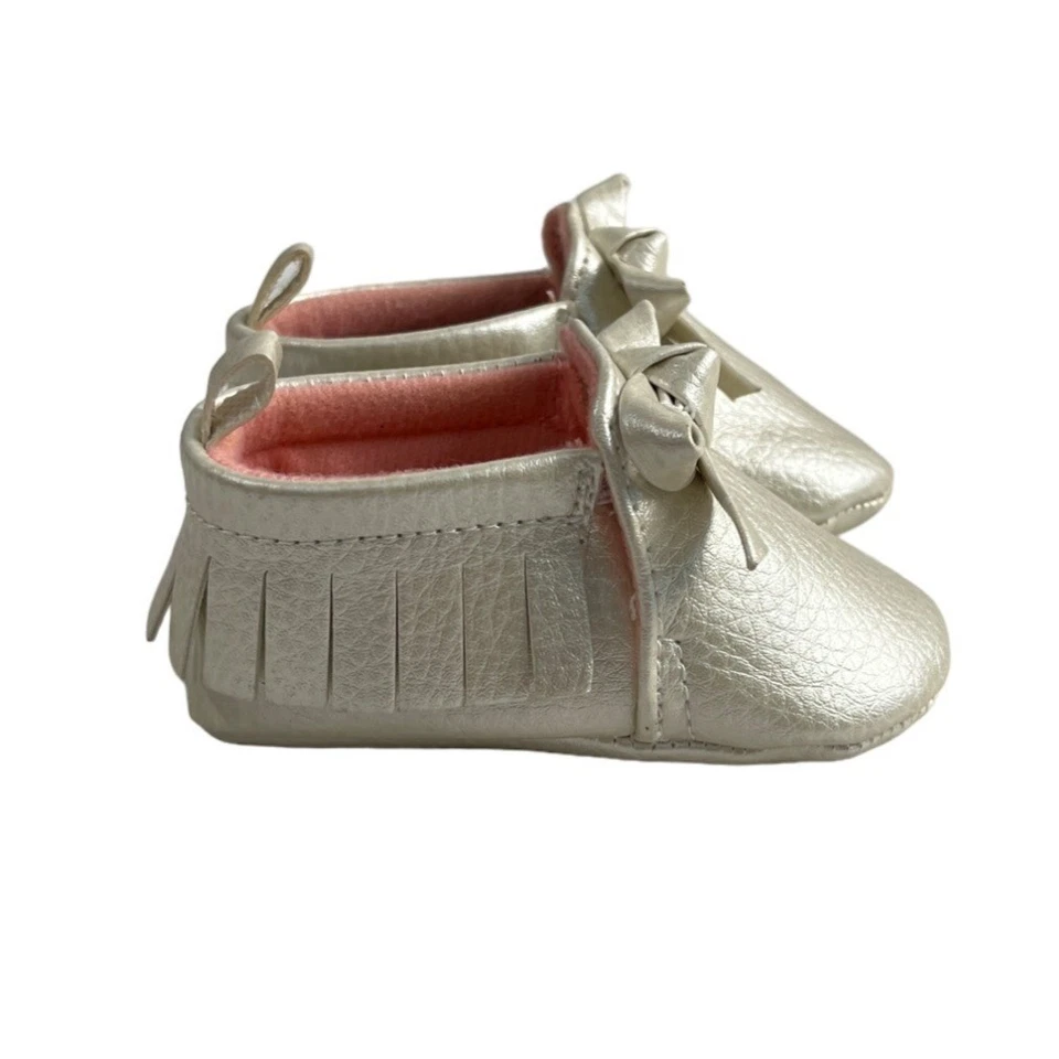 Zapatos mocasín marfil satinado para niñas pequeñas Carter’s talla 0-3M Foto 4 de 4
