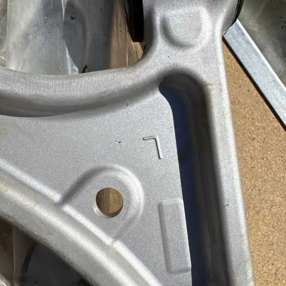 Передний левый и правый нижний рычаг управления и шаровой шарнир Porsche Panamera 2010-2014 - Изображение 3 из 3