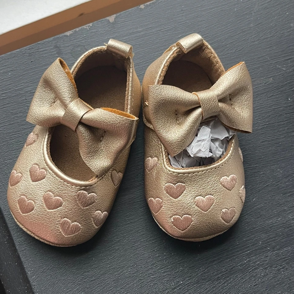 Zapatos de cuna con lazo dorado para bebé niña con diseño de corazón | Talla 0-3 meses | Suela suave Pr Foto 3 de 3