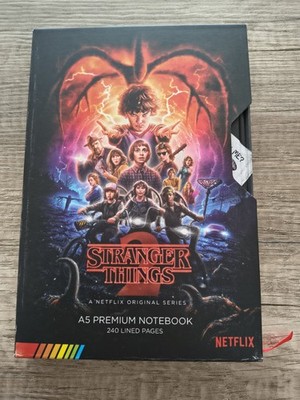 Stranger Things Notizbuch Premium (A5) im VHS Design (Season 2) mit Stickern