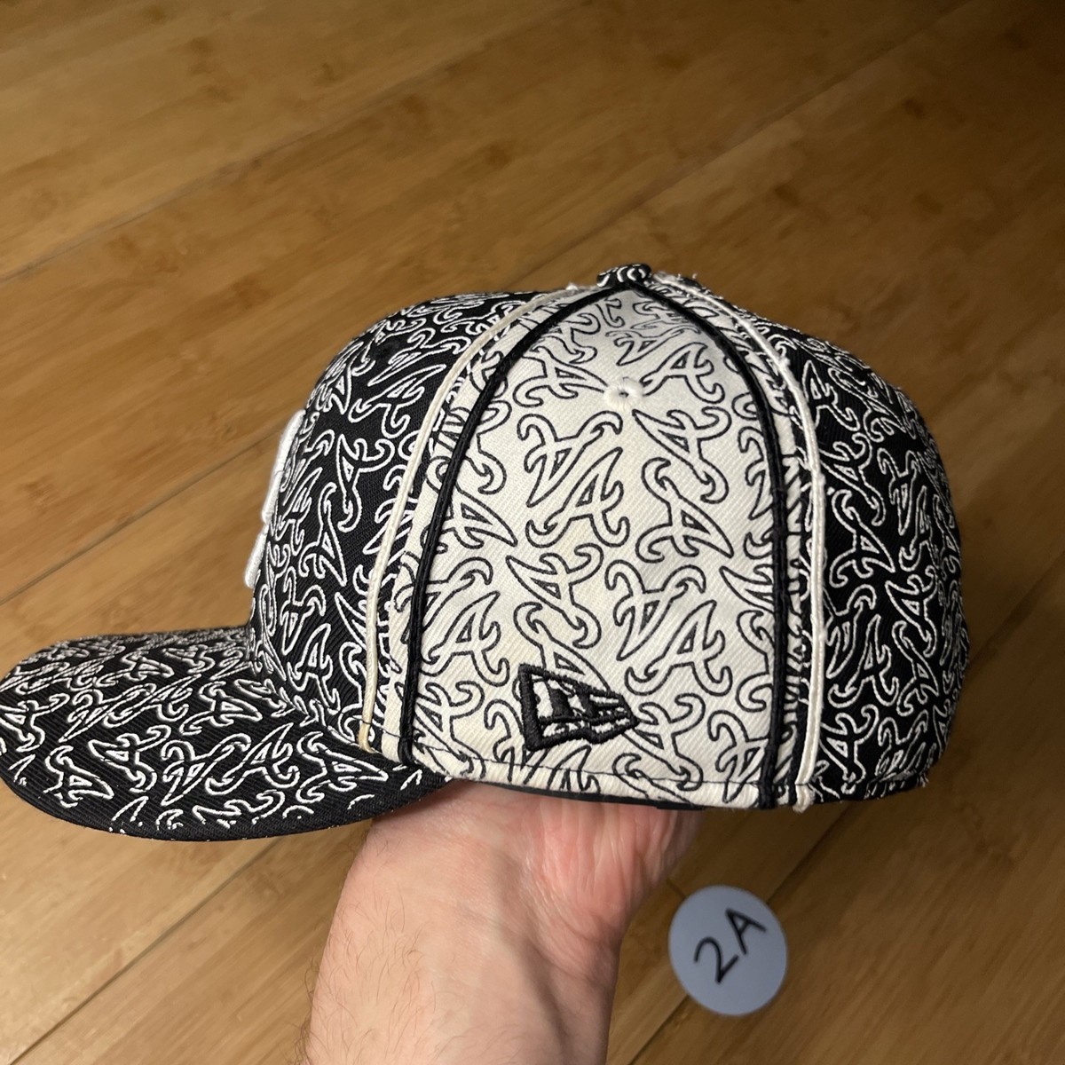 VTG New Era 59FIFTY Atlanta Braves Black White AOP Wool Curve VTG New Era 59FIFTY Atlanta Braves Black White AOP Wool Curve