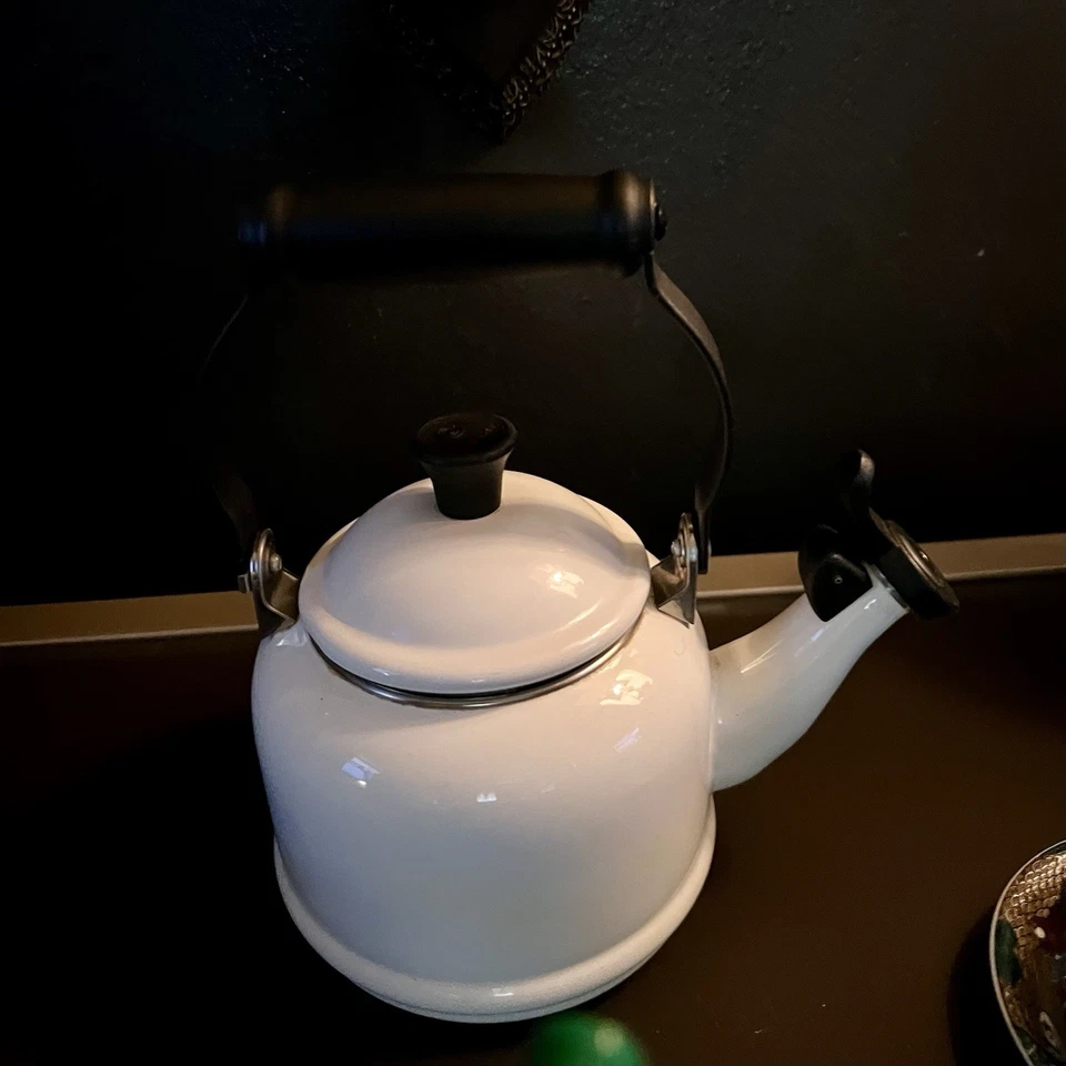 Tetera Le Creuset Classic Whistling esmalte blanco merengue 1,7 qt Nobox Foto 2 de 4