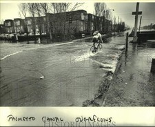 1983 Stampa Foto Ciclista cavalca attraverso la strada allagata a New Orleans