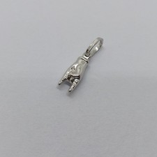 CIONDOLO PORTAFORTUNA MANO CON CORNA IN ORO BIANCO 18KT 750 0,6 GRAMMI (3712)