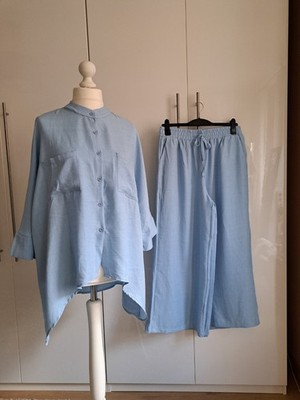 Ein schönes Twin-Set Zweiteiler Hosenanzug : Bluse + Hose Hellblau