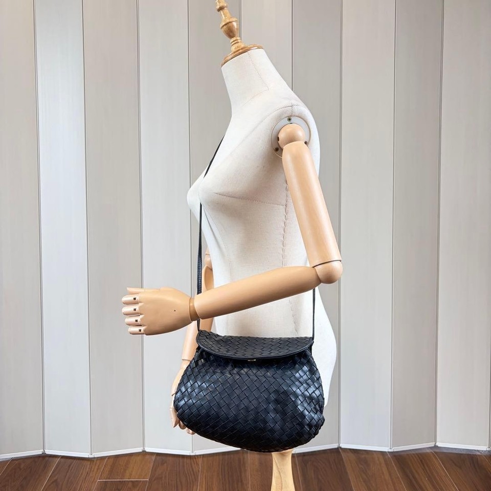 Bottega Veneta Intrecciato Shoulder bag Black Flap Crossbody Made in Italy Auth