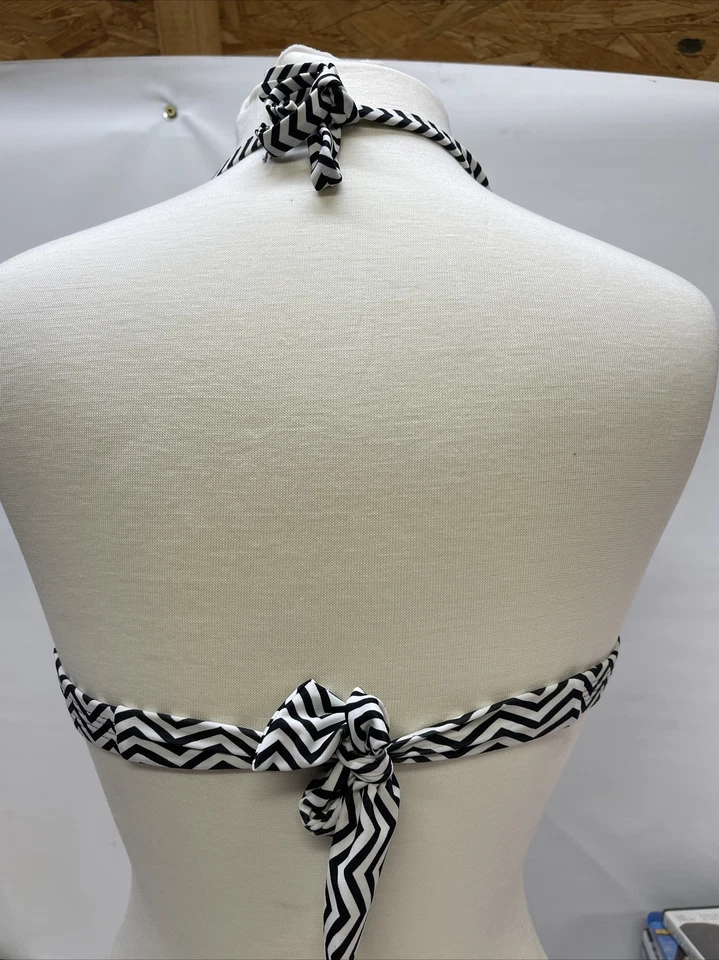 Top de bikini Chevron con volantes grandes Xhilaration negro/blanco almohadillas extraíbles para mujer Foto 4 de 4