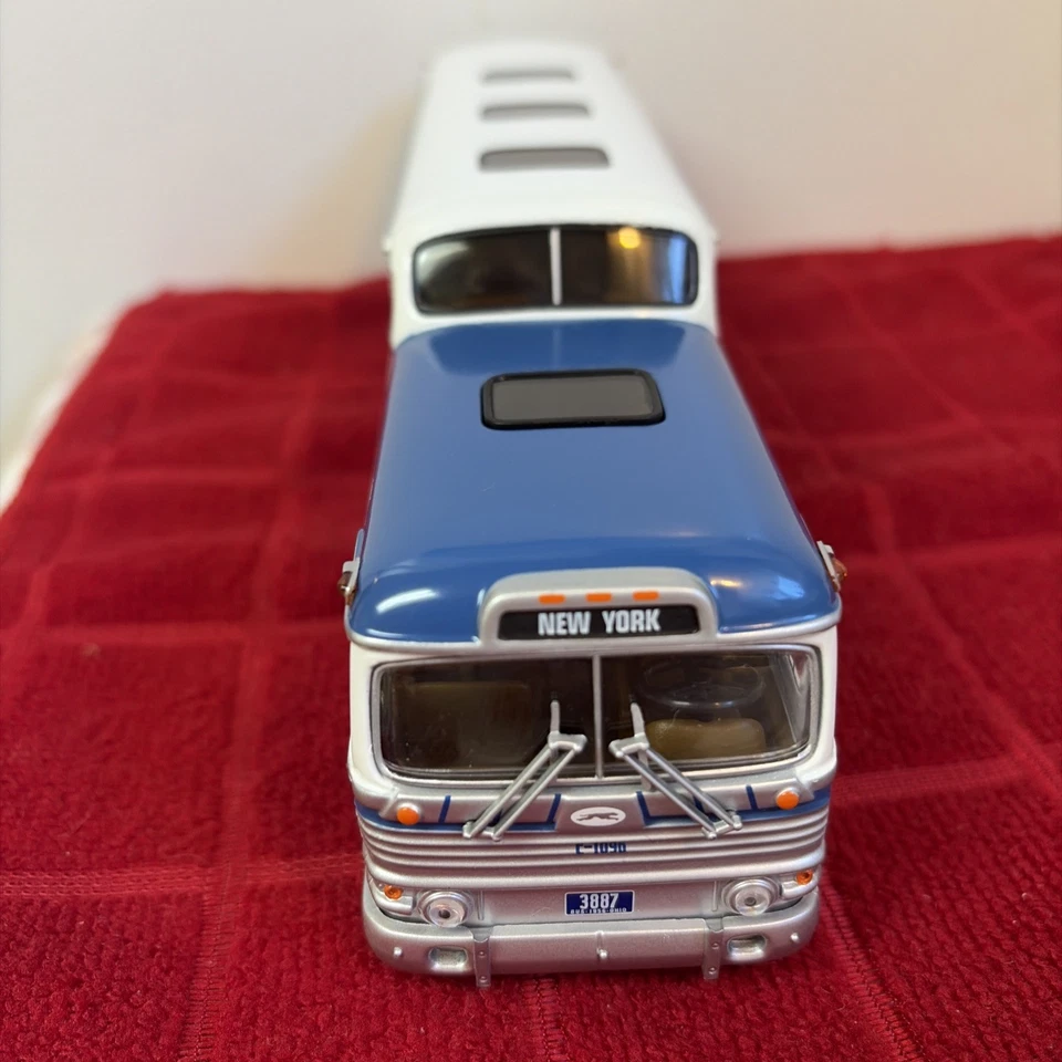 Corgi - #US54407 GM4501 New York Greyhound Scenicrusier Bus 1:50 Scale NIB #71 - Image 2 of 4
