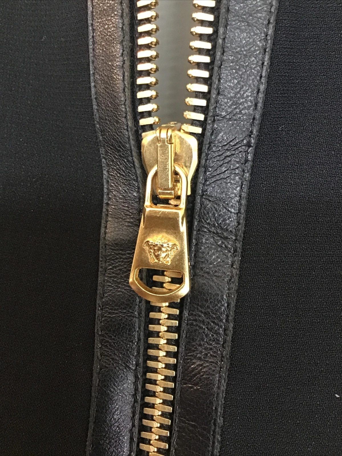Abito Versace nero senza maniche pattinatore finiture in pelle collo a V orlo irregolare XS 38