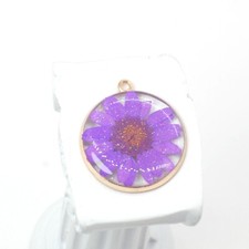 Clearance 8PCS Gold Tone Dried Daisy Flower glitter Resin Round Pendant GBY1051