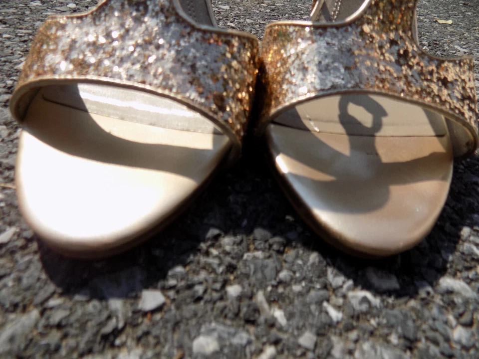 Sandalias ELLEN TRACY Metálicas Dorado Brillo Elegante 4" Tacones Correa en T Tirantes 10 Foto 3 de 4