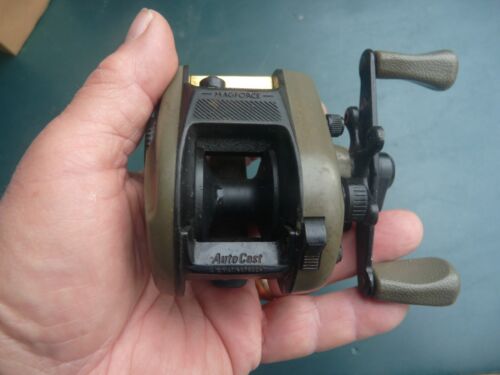 Mulinello da Pesca Daiwa HT1000FMagforce Esca Cast RH Recupero con Pulsante Flippin' Giappone - Foto 4 di 11