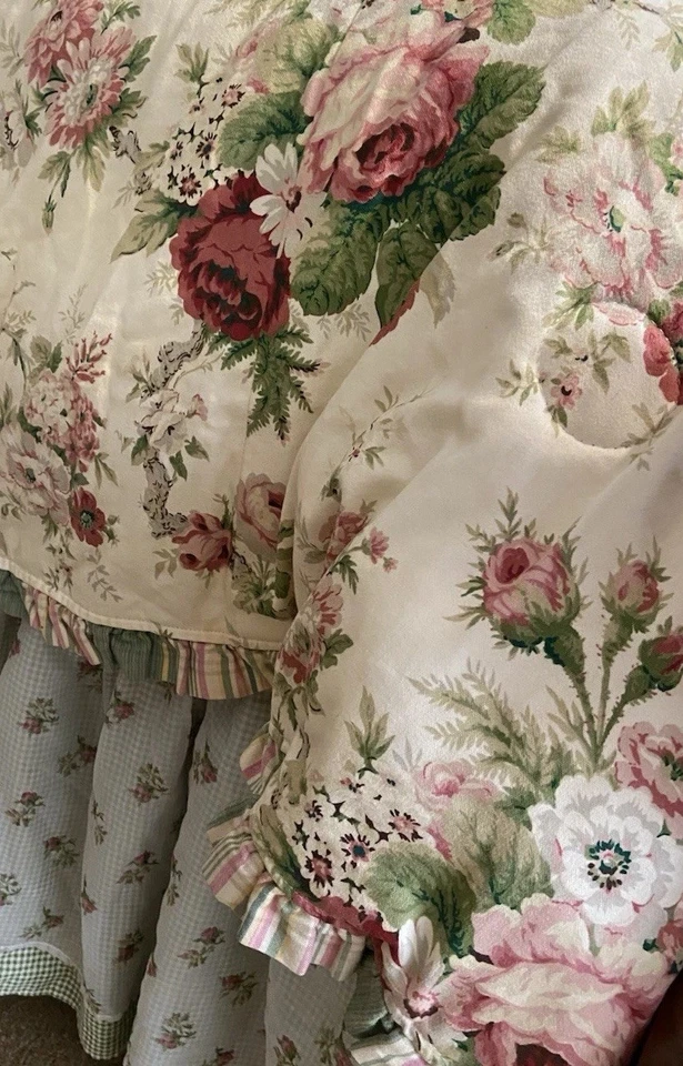 Waverly Queen Comforter Vintage Forever Peony W/ Green Gingham Back - Image 2 of 4