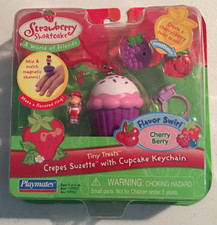2006 Playmates Strawberry Shortcake Crepe Suzette w/Cupcake Keychain NEW IN PKG