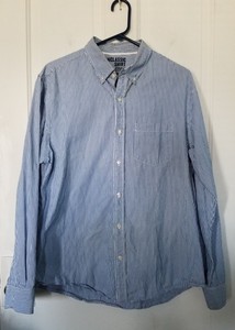 camisa blanca botones azules