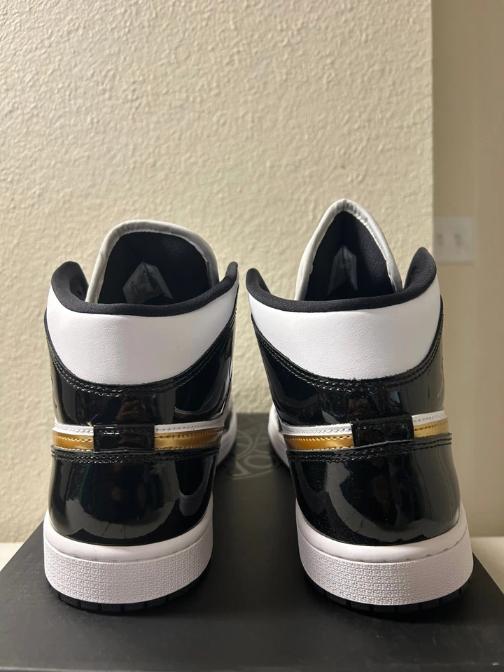 852542-007 Nike Air Jordan 1 Mid SE Metálico Dorado Patente Negro Blanco Para hombres Talla 11 Foto 4 de 4