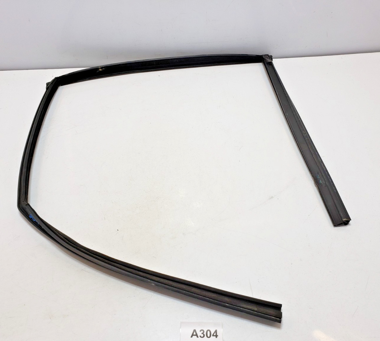 ✅ 10-14 OEM Rolls-Royce Ghost RR4 Rear Left Driver Side Door Rubber Window Guide