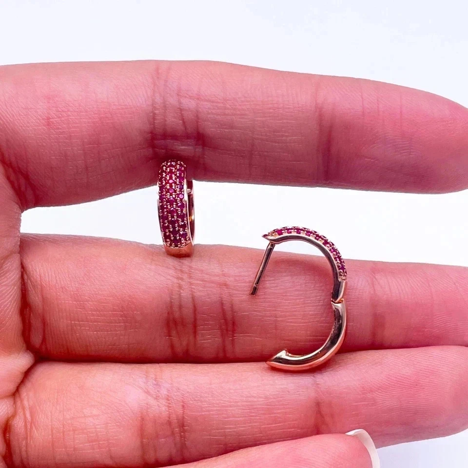 Aretes tipo argolla Huggie de rubí rosa creados en laboratorio de corte redondo de 2 quilates enchapados en oro rosa de 14 quilates Foto 4 de 4