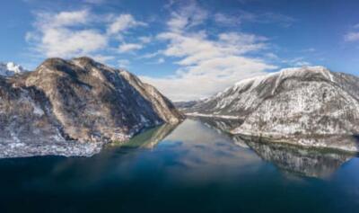 Wandbild: Luftdrohne Shot of Ferry Boat am Hallstatt Lake mit Wellen I. [...]