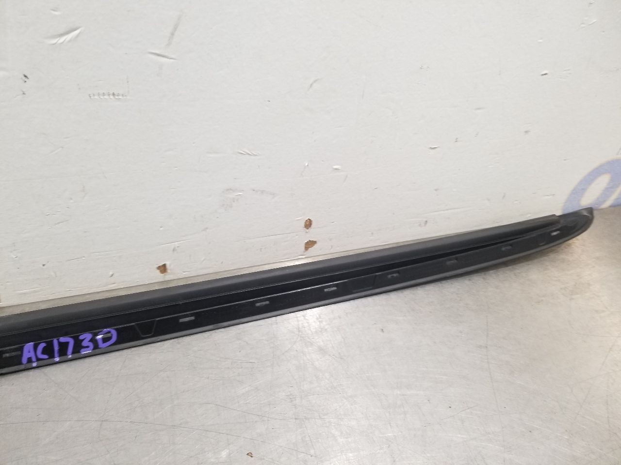 17 BENTLEY BENTAYGA EXTERIOR A PILLAR WINDSHIELD POST TRIM RIGHT PASSENGER