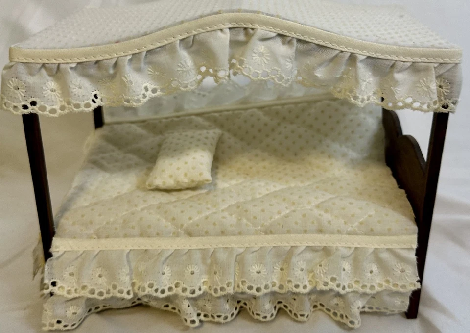 Casa de muñecas dosel cama marco madera encaje volantes ropa de cama escala 1:12 Foto 4 de 4