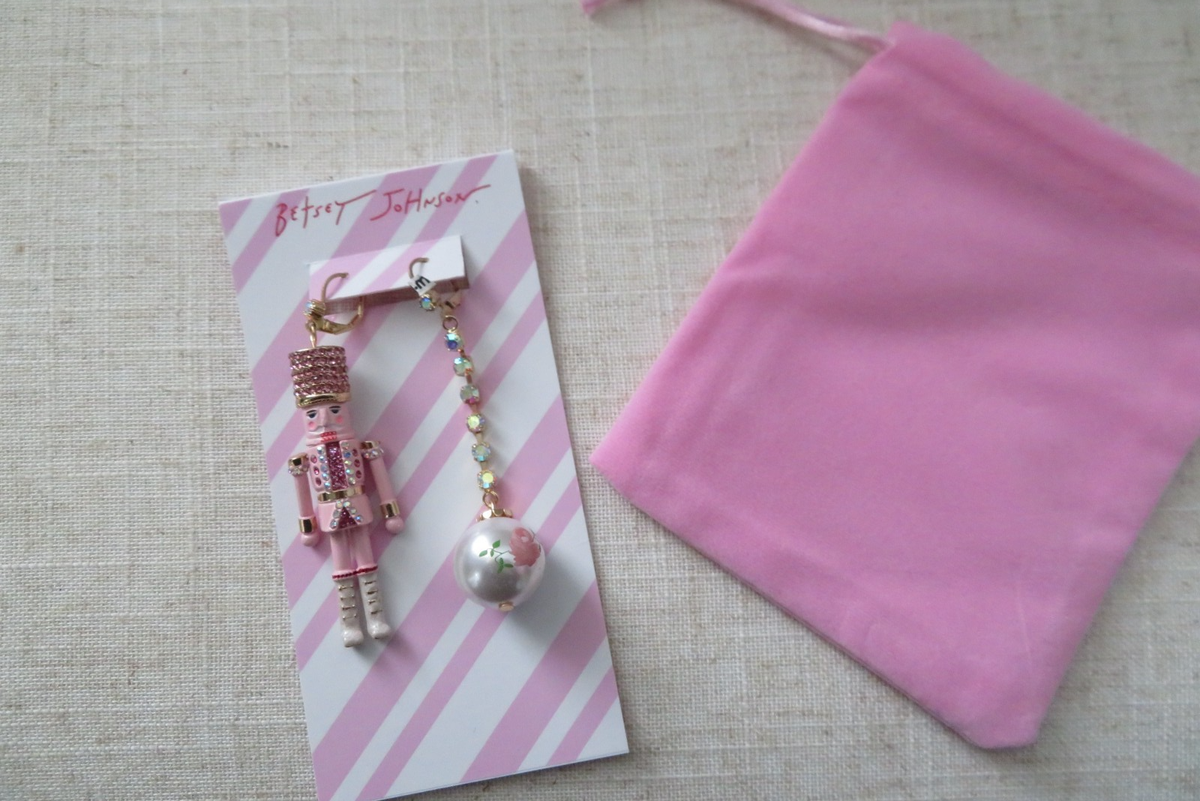 Betsey Johnson Pendientes colgantes de búho con perlas